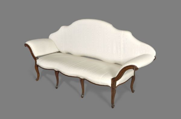 18 世纪伦巴第木雕沙发
    
